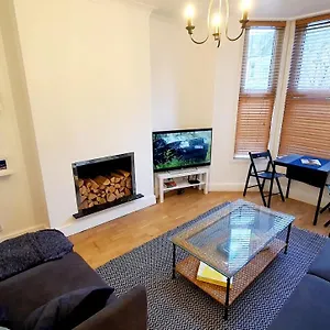 Lovely 2 Bedroom Period Garden Flat. , London United Kingdom